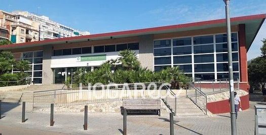 Piso para reformar en Collblanc, ideal para inversores. Distribución práctica: salón central, dos habitaciones, cocina con galería y baño. Zona con mucho comercio y excelente conexión gracias