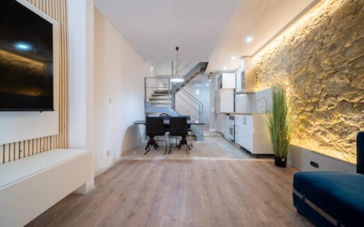 Descubre tu nuevo hogar en calle Ebre, una casa reformada donde el salón con cocina abierta invita a compartir. Dispone de espacio de estudio y baño en planta baja, y dos habitaciones con salidas ex