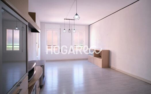 Luminoso piso de 93 m² en Plaza Pirineus, con 4 habitaciones, salón con balcón, cocina con galería y suite con baño dividido. Dispone de ascensor, gas natural y alarma. Ubicado en Plaça Cataluny
