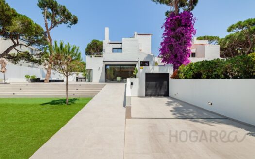 Exclusiva casa reformada con gran jardín, terrazas y placas solares en la segunda línea de mar