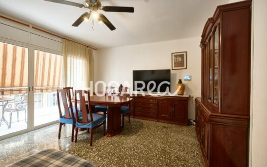 Piso en primera planta en Sant Joan de Vilanova i la Geltrú, con tres habitaciones, salón comedor con balcón, cocina funcional y baño con ducha. Luminoso y bien distribuido, cerca del centro, la p