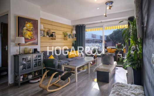 Piso exterior en Gavà Mar, listo para entrar a vivir, a pocos pasos de la playa. Cuenta con 3 habitaciones, terraza, cocina con galería, baño y aseo, parking incluido y zonas comunitarias con jard?