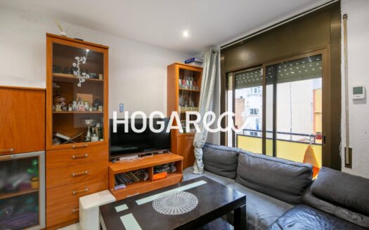 Piso en Viladecans, calle Pere Sala. Tercera planta sin ascensor, distribuido en tres habitaciones, salón comedor independiente, cocina con galería y baño completo. Dispone de gas natural, calefacc