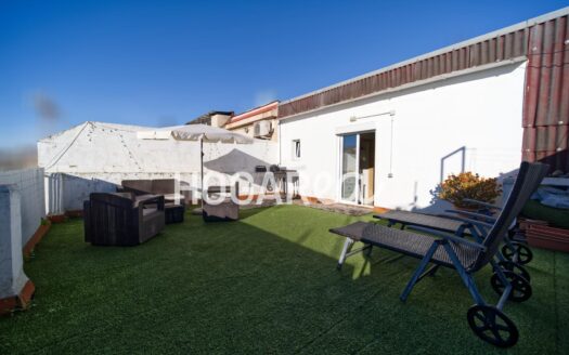 Ático semireformado en el centro de Hospitalet, con 55 m², dos habitaciones y un baño. Destaca por sus dos terrazas privadas, una de 30 m² ideal para relajarse. Calle tranquila, cerca de Rambla Ju