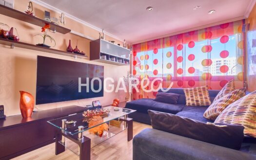 Piso reformado de 87 m² en 3ª planta con ascensor. Dispone de salón comedor amplio, cocina independiente moderna, 2 habitaciones dobles, 1 simple y baño con plato de ducha. Parquet, gres en zonas