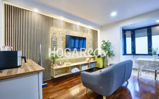 Piso atípico y versátil en Plaça Espanyola de Collblanc. Dispone de varias estancias amplias, gran ventanal luminoso, cocina, baño con ducha, habitación doble con armario empotrado y una zona ind