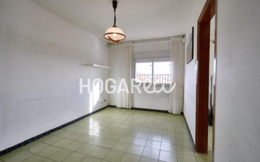 Piso exterior y luminoso de 65 m² en La Salut, Sant Feliu de Llobregat, con tres habitaciones, salón comedor y cocina con galería. Sexta planta con ascensor, aire acondicionado y buenos acabados. Z