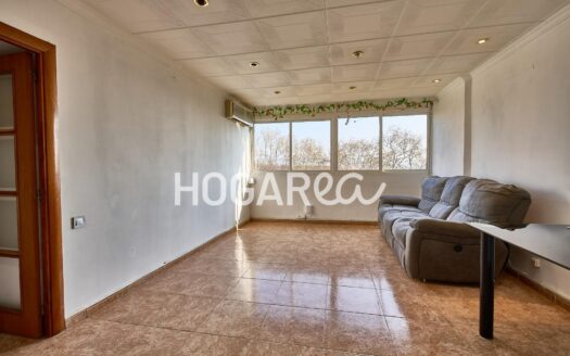 Piso exterior de 75 m² en Camps Blancs, cuarta planta sin ascensor. Luminoso salón con grandes ventanales, cocina conservada con lavadero, 3 dormitorios y baño. Para entrar a vivir con opción de a