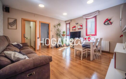 Piso luminoso de 92 m² en el Born, con 4 habitaciones, 2 balcones y excelente distribución. Salón acogedor, cocina amplia y baño completo. Equipado con calefacción, aire acondicionado y acabados