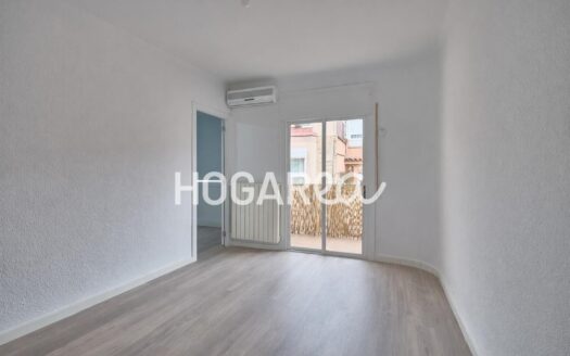 Piso reformado de 70 m² en Sant Josep, tercera planta con ascensor. Dispone de 3 habitaciones, salón comedor con salida a balcón, cocina equipada y baño con ducha. Acabados modernos y confortables