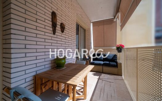 Piso seminuevo de 74 m² útiles en El Clot, luminoso y con balcón soleado. Dispone de salón con cocina abierta, 3 habitaciones (una en suite) y 2 baños. Equipado con calefacción por suelo radiant