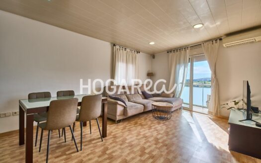 Piso de 132 m² construidos, totalmente exterior y muy luminoso. Dispone de amplio salón comedor con balcón, cocina grande con luz natural, 3 habitaciones, 2 baños completos y espectacular terraza.