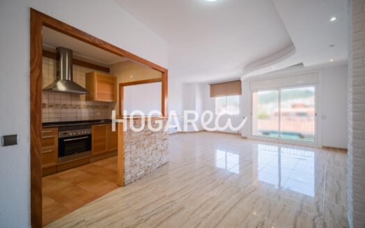 Piso luminoso de 103 m² en Castelldefels, con salón comedor y balcón, cocina semiabierta con galería, dos habitaciones y baño completo. Ubicado en zona tranquila, cerca de servicios, transporte p