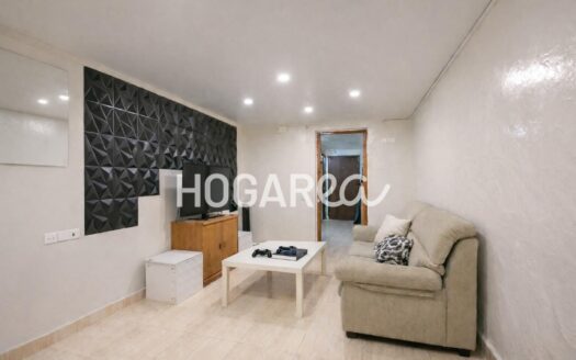 Dúplex con terraza junto al Mercat de Sant Antoni. Vivienda con cuatro habitaciones, dos baños y doble cocina, ideal para familias o quienes buscan espacio y versatilidad. Salón comedor acogedor, a