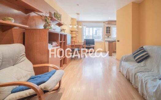 Edificio completo con tres viviendas independientes. Cada piso ofrece salón comedor con cocina, baño y dormitorios funcionales, destacando terrazas o balcones privados. Acabados en parquet, madera y