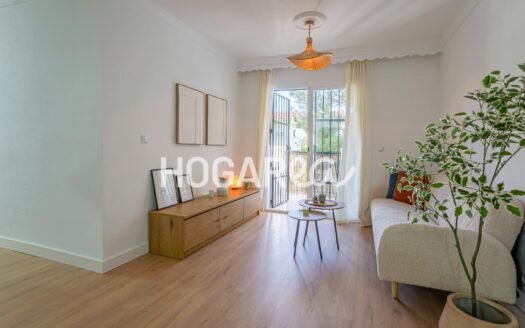 Piso reformado de 66 m² en planta baja en Rincón de la Victoria. Salón comedor con cocina abierta, balcón y patio interior, tres dormitorios y baño con ducha. Suelos de parquet, electrodoméstico