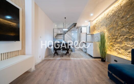 Descubre tu nuevo hogar en calle Ebre, una casa reformada donde el salón con cocina abierta invita a compartir. Dispone de espacio de estudio y baño en planta baja, y dos habitaciones con salidas ex