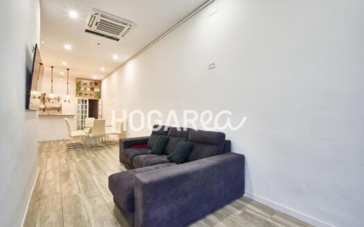 Bajo reformado en Collblanc con amplio salón comedor con cocina abierta y acceso a un gran sótano diáfano con múltiples posibilidades. Dispone de 3 habitaciones dobles tipo suite, dos con salida a