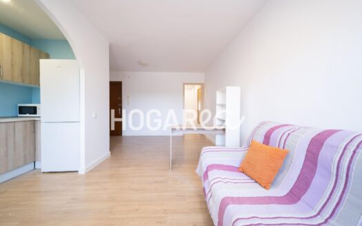 Edificio completo con tres viviendas independientes. Cada piso ofrece salón comedor con cocina, baño y dormitorios funcionales, destacando terrazas o balcones privados. Acabados en parquet, madera y