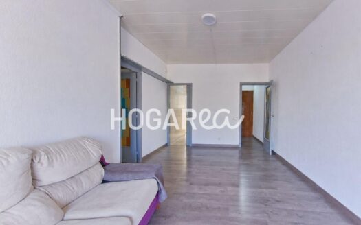 Piso en Collblanc de 70 m² con salón comedor luminoso y balcón, cocina con galería, cuatro habitaciones y baño con ducha. Situado junto al parque de la Marquesa, metro y zona comercial, cerca del