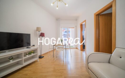 Piso de 81 m² en Collblanc, con salón comedor y salida a balcón, cocina con galería, tres habitaciones y baño completo. En buen estado, con parquet, ventanas de aluminio y finca con ascensor. Ubi