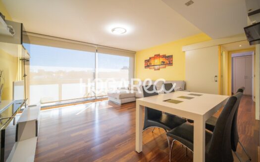 Descubre este acogedor piso de 94 m² en Santa Eulàlia, en finca del 2008 y listo para entrar a vivir. Dispone de salón comedor con cocina semiabierta y balcón, 2 habitaciones, una de ellas suite,