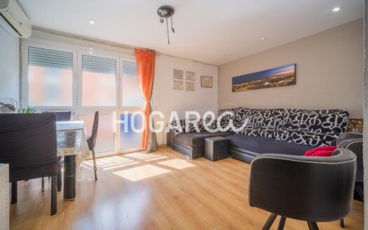 Descubre este luminoso piso de 75 m² en Can Vidalet, Esplugues. Dispone de salón comedor con gran ventanal y aire acondicionado, cocina con galería incorporada, 4 habitaciones y baño con ducha. Ub