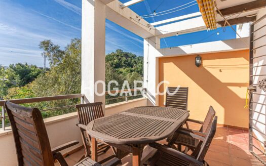 Descubre este exclusivo adosado en El Limonar, con casi 300 m², terrazas con vistas al mar y amplias estancias llenas de luz. Dispone de 4 habitaciones, 4 baños, cocina office, suite con vestidor y
