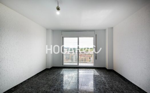 Piso exterior en quinta planta con ascensor, situado en la tranquila Zona Nord de Rubí. Cuenta con salón comedor con balcón, cocina office con lavadero, 4 habitaciones y baño con ducha. Listo para