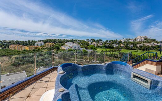 Exclusivo Ático con Vistas al Mar y Solárium de 90m² en Riviera del Sol