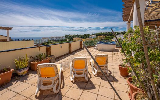 Exclusivo Ático con Vistas al Mar y Solárium de 90m² en Riviera del Sol