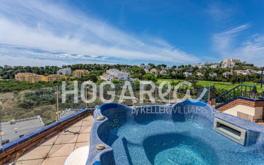 Exclusivo Ático con Vistas al Mar y Solárium de 90m² en Riviera del Sol