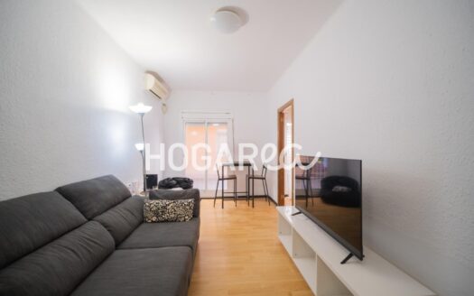 Acogedor piso de 58 m² útiles en Santa Eulàlia. Dispone de salón comedor, cocina con galería, 3 habitaciones y baño con ducha. En perfecto estado, con parquet, ventanas de aluminio. E