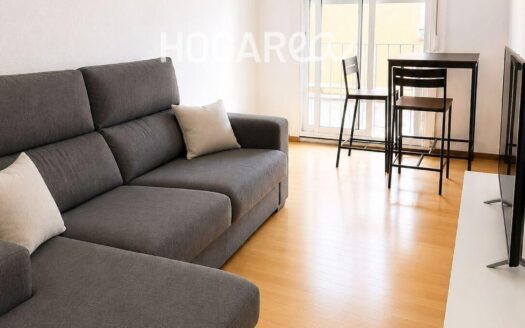 Acogedor piso de 58 m² útiles en Santa Eulàlia. Dispone de salón comedor, cocina con galería, 3 habitaciones y baño con ducha. En perfecto estado, con parquet, ventanas de aluminio. E