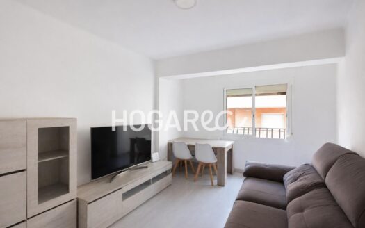 Ubicado en la calle Vinaròs, en el dinámico barrio de Pubilla Casas, este piso de 76 m² está listo para entrar a vivir. Dispone de salón comedor con aire acondicionado, cocina con galería, tres
