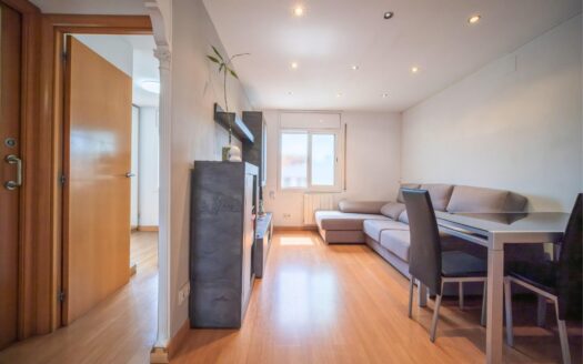 Piso de 67 m² en Sant Vicenç dels Horts, listo para entrar a vivir. Dispone de salón comedor luminoso, cocina con salida a balcón, tres habitaciones y baño con ducha. Cuenta con parquet, calefacc