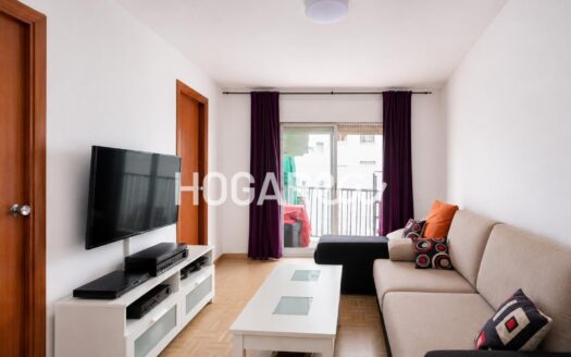 Piso de 66 m² en Artigues, Badalona, con 3 habitaciones, salón comedor con salida a balcón, cocina con galería y baño. Dispone de parquet en comedor y pasillo, terrazo en dormitorios, puertas de