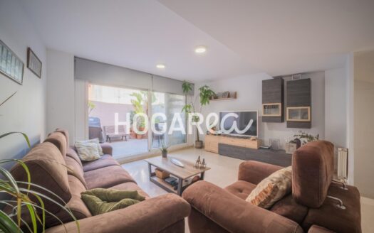 Vivienda adosada de 233 m² en Almeda, Cornellà, distribuida en cuatro plantas con 4 habitaciones, 3 baños, amplio salón comedor con cocina abierta, patio interior y terraza solárium. En perfecto
