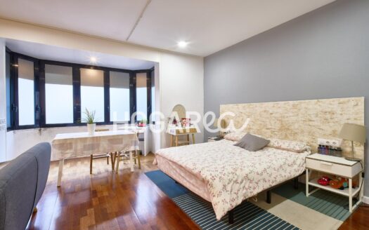 Piso atípico y versátil en Plaça Espanyola de Collblanc. Dispone de varias estancias amplias, gran ventanal luminoso, cocina, baño con ducha, habitación doble con armario empotrado y una zona ind