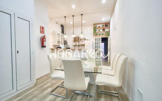 Bajo reformado en Collblanc con amplio salón comedor con cocina abierta y acceso a un gran sótano diáfano con múltiples posibilidades. Dispone de 3 habitaciones dobles tipo suite, dos con salida a