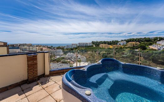 Exclusivo Ático con Vistas al Mar y Solárium de 90m² en Riviera del Sol