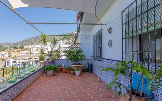 Inversión Estratégica en Frigiliana: Casa de Pueblo de 556 m²