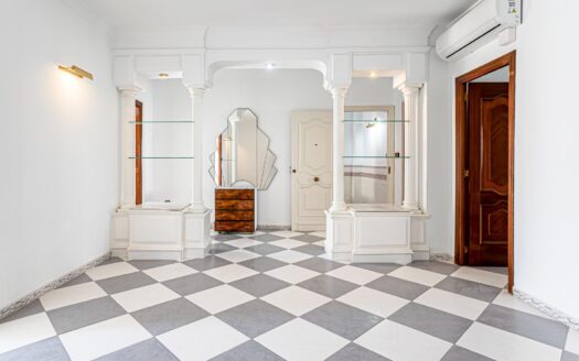 ¡Espacio, encanto y una terraza de ensueño! Casa de pueblo con gran potencial en Alhaurín el Grande