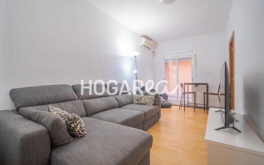 Acogedor piso de 58 m² útiles en Santa Eulàlia. Dispone de salón comedor, cocina con galería, 3 habitaciones y baño con ducha. En perfecto estado, con parquet, ventanas de aluminio. E