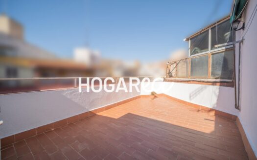 Ático acogedor en Badalona con salón luminoso, dos dormitorios y baño con ducha. Cocina práctica con acceso a una amplia terraza de 16 m² ideal para disfrutar al aire libre