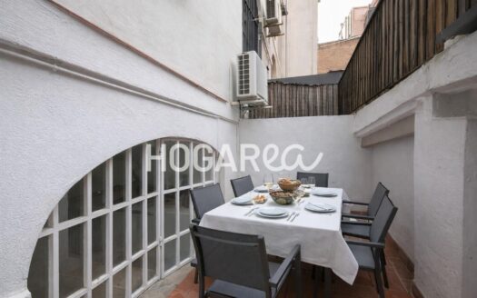 Dúplex con terraza junto al Mercat de Sant Antoni. Vivienda con cuatro habitaciones, dos baños y doble cocina, ideal para familias o quienes buscan espacio y versatilidad. Salón comedor acogedor, a