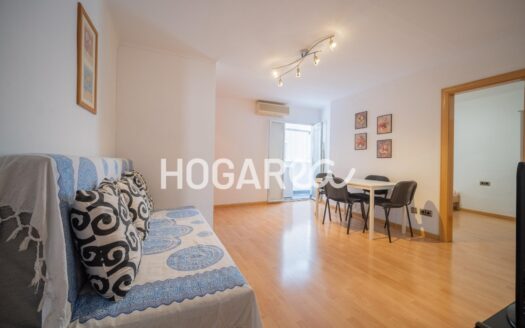 Acogedor piso de 61 m² construidos en Pubilla Cases, con ascensor, mucha luz natural. Dispone de salón comedor, cocina independiente con acceso a galería, dos habitaciones dobles y baño con ducha.