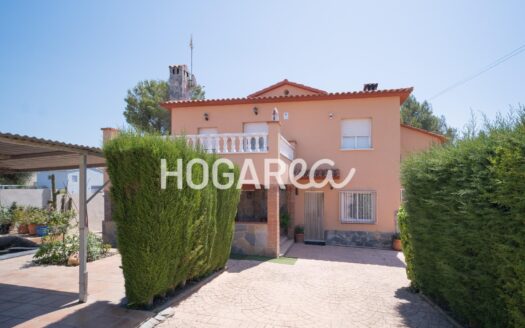 Descubre esta amplia casa independiente de 193 m² en Mas del Plata, Cabra del Camp. Dispone de 5 habitaciones dobles, salón con chimenea, cocina con salida al porche, terraza y 2 baños. Su parcela