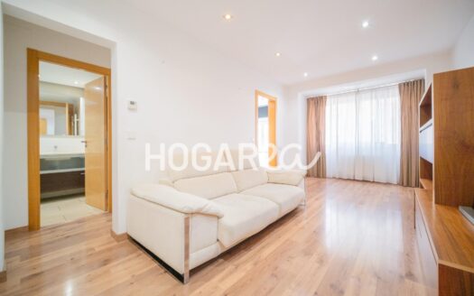 Luminoso piso de 71 m² con ascensor, cocina reformada y equipada con galería, amplio salón comedor, espacio polivalente, dos dormitorios y baño con ducha. Acabados de calidad, calefacción y parqu