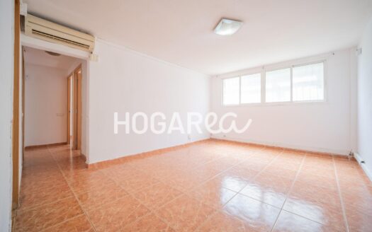 Acogedora planta baja de 73 m² en Bellvitge con 3 habitaciones, amplio salón comedor, cocina con galería y baño con ducha. Muy luminosa y bien distribuida, dispone de aire acondicionado, ventanas